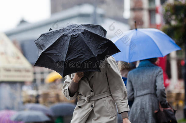 雨中撑伞的女人