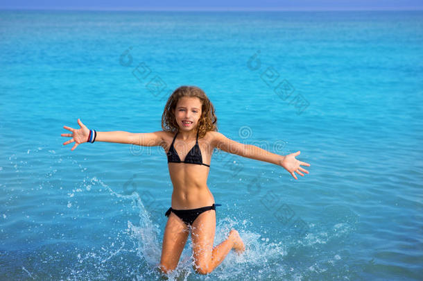 蓝色沙滩比基尼跳跃<strong>奔跑</strong>的<strong>小女孩</strong>
