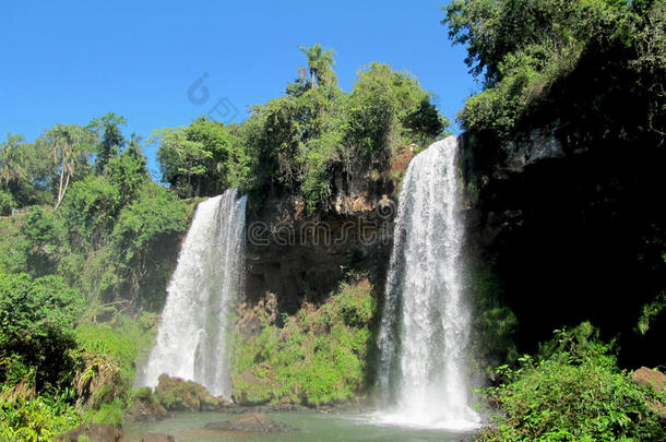 阿根廷的伊瓜苏瀑布。两个姐妹。