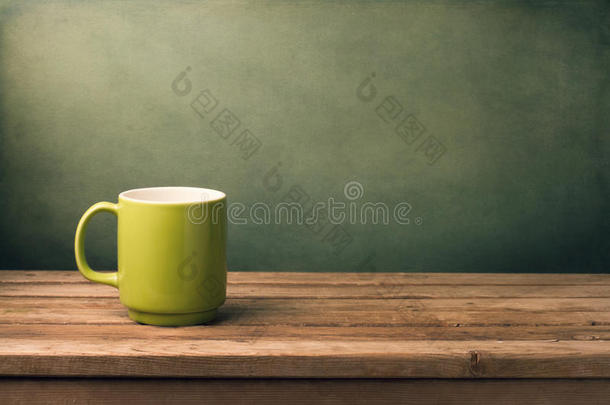 木桌上的绿色杯子