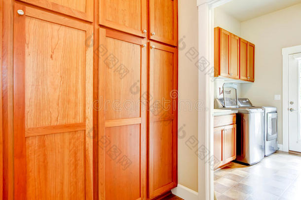 洗衣房配有木质储藏柜。