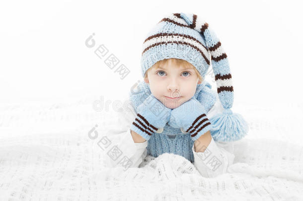 戴着<strong>冬暖</strong>帽和手套的孩子