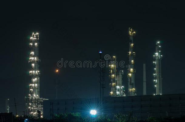 黄昏炼油厂