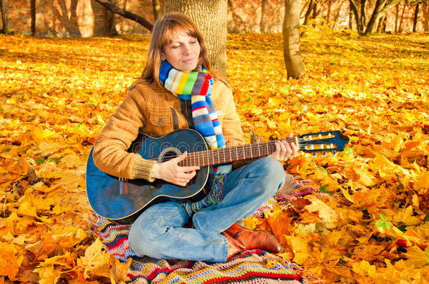 秋园弹吉他的浪漫少女