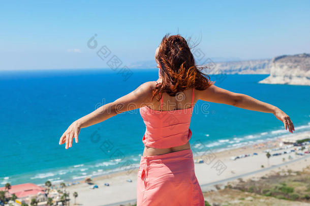 一个女人<strong>站在山顶</strong>上