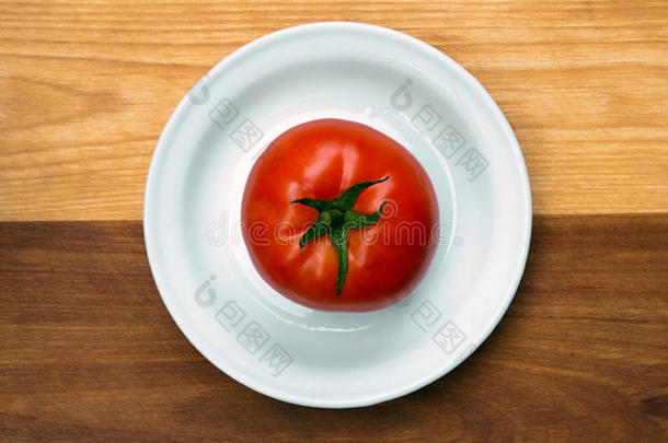 盘子里的西红柿