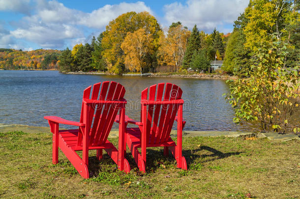 湖岸上的红色阿迪朗达克椅子