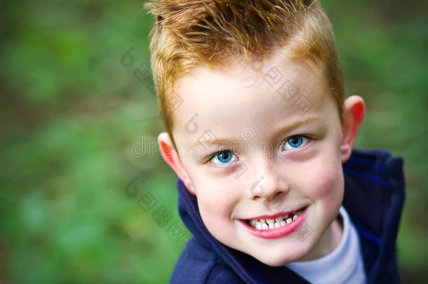 在树林里微笑的小男孩