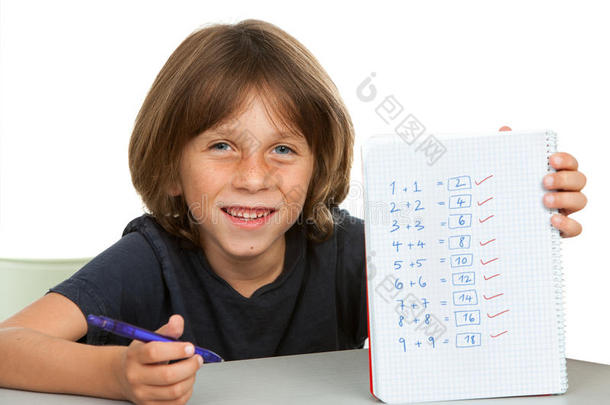 可爱的孩子拿着有数学问题的笔记本。