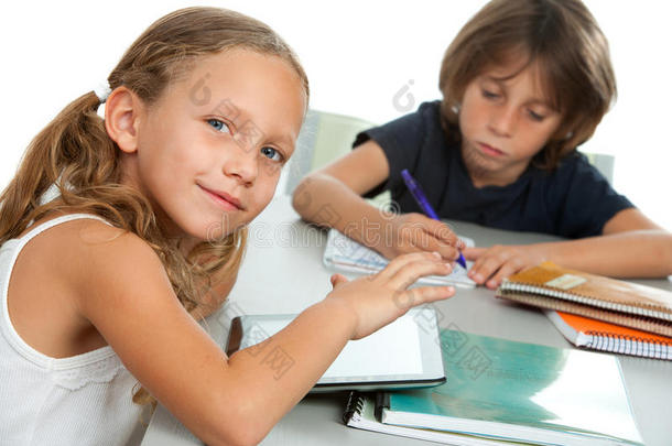 孩子们一起在课桌上做作业。