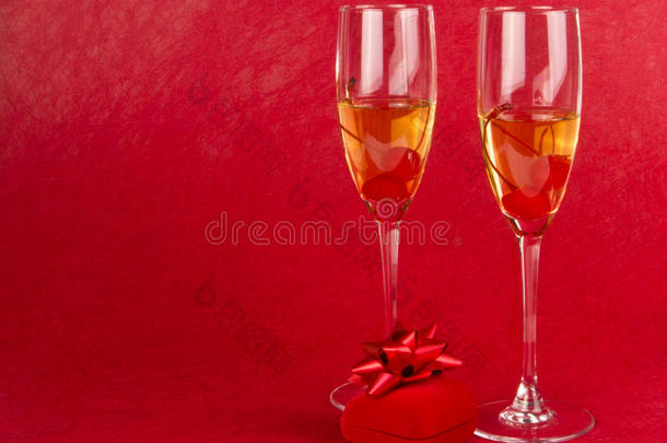 红色珠宝盒<strong>香槟</strong>酒杯
