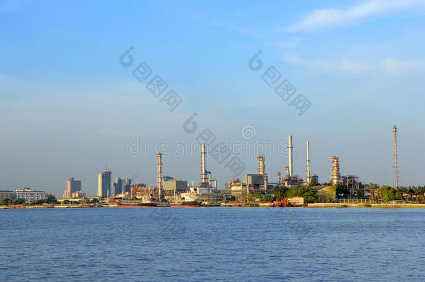 沿海炼油厂。