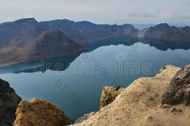 火山口的天池。