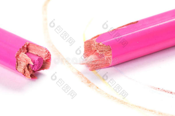 折断的粉红色铅笔