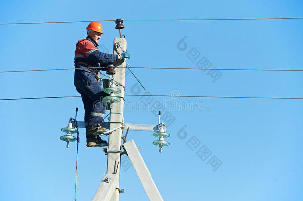 电力电工线路员在杆子上工作