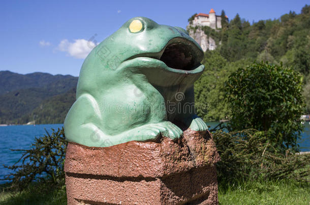 布莱德湖花园里的青蛙雕塑。