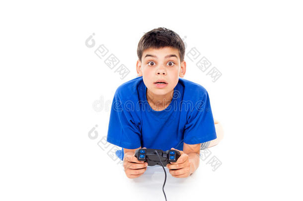 男孩在操纵杆上<strong>玩电脑</strong>游戏