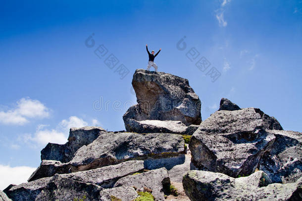 <strong>站在山顶</strong>上的年轻背包客