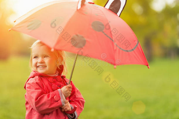 带着红伞的快乐宝贝