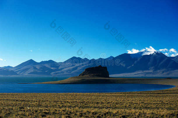 青藏高原的山湖