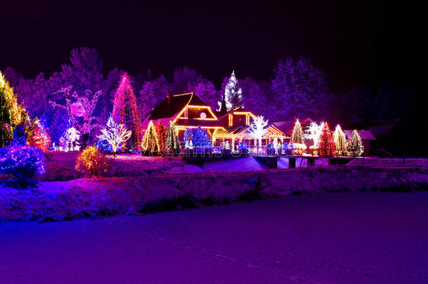 圣诞幻想-圣诞灯光下的公园和小屋