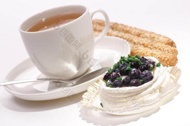蓝莓酥皮蛋糕，配一杯茶和bisc