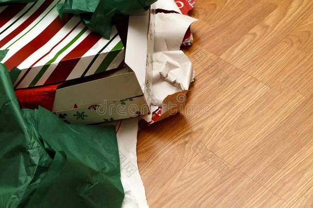 未包装的圣诞礼物和撕破的包装纸
