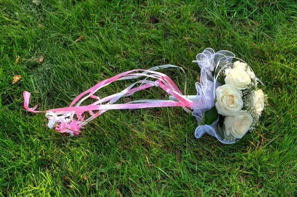 草地上玫瑰的婚礼花束