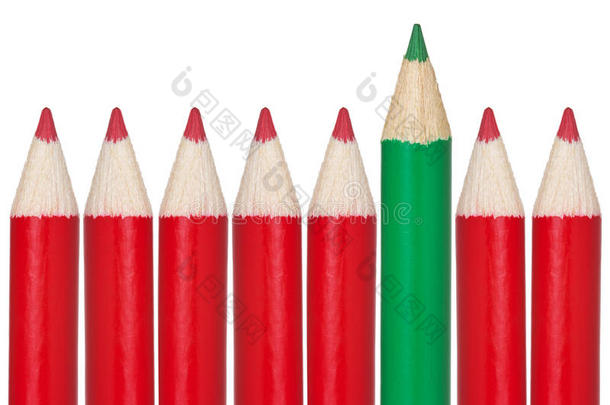 许多红铅笔和一支绿铅笔