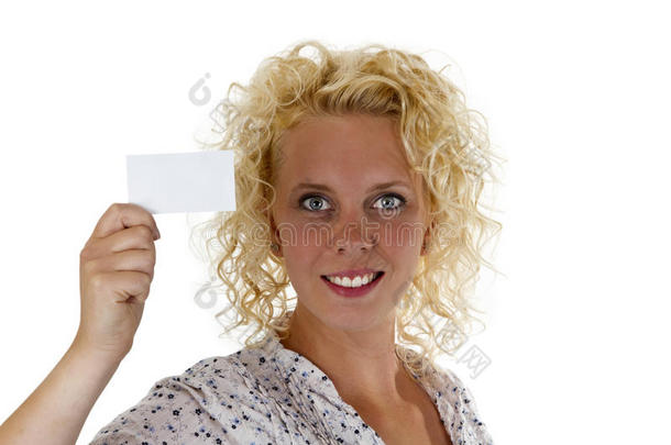 微笑的女人举着一张空白名片