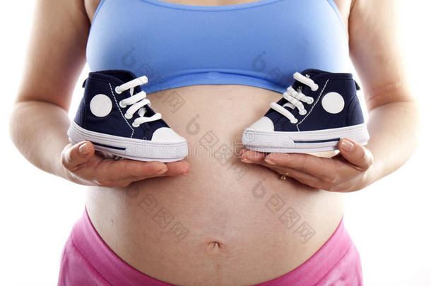 孕妇抱着一双蓝色的鞋子