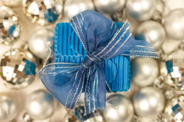 银饰包围的蓝色礼品盒