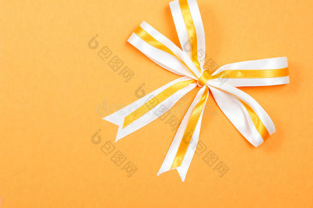 简单优雅的橙色纸箱背景丝带