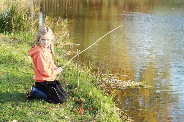 池塘上钓鱼的女孩