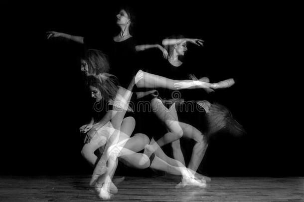 芭蕾舞演员的多重曝光图像