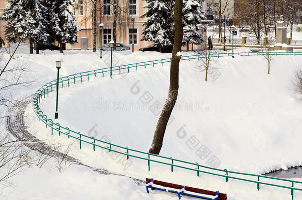 城市公园里弯弯曲曲的雪巷。