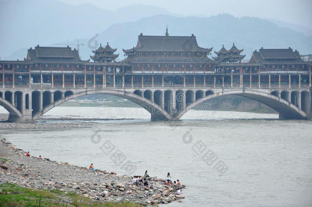 中国四川雅安的一座长盖桥。