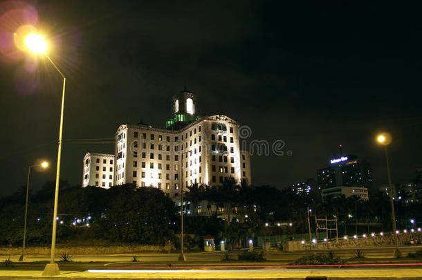 古巴国家酒店和哈瓦那利布雷酒店晚上。