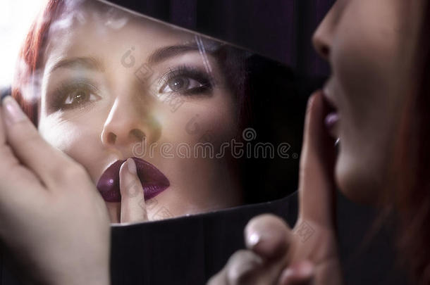 年轻女子照镜子