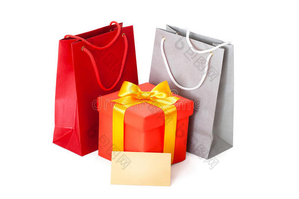礼品红色盒子，带丝带和礼品卡