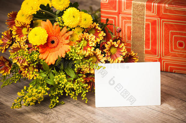 礼品盒和一束花