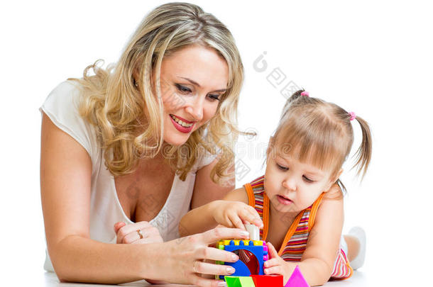 孩子和妈妈一起玩益智玩具