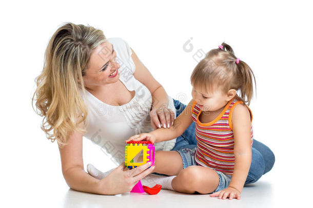 孩子和妈妈一起玩<strong>益智玩具</strong>