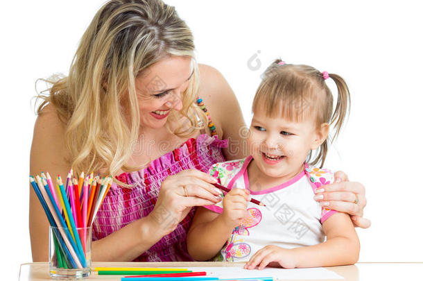 妈妈和孩子玩彩色铅笔的游戏