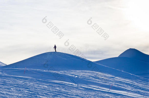 <strong>卡普兰</strong>冰川顶部附近的孤独滑雪者