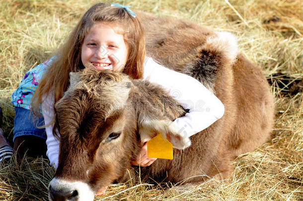 微笑的<strong>农家</strong>女孩和宠物小牛