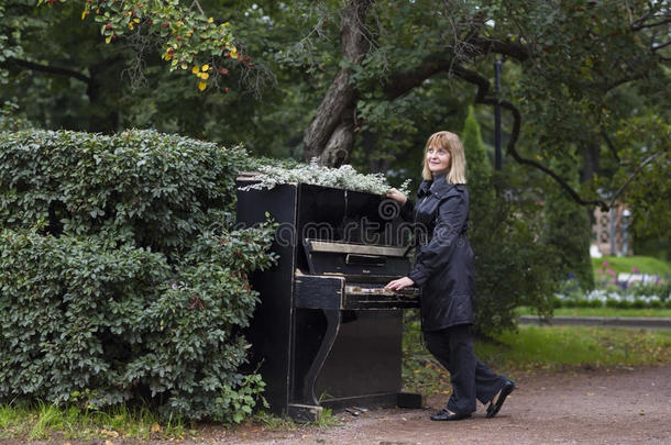 秋天公园里弹钢琴的美女