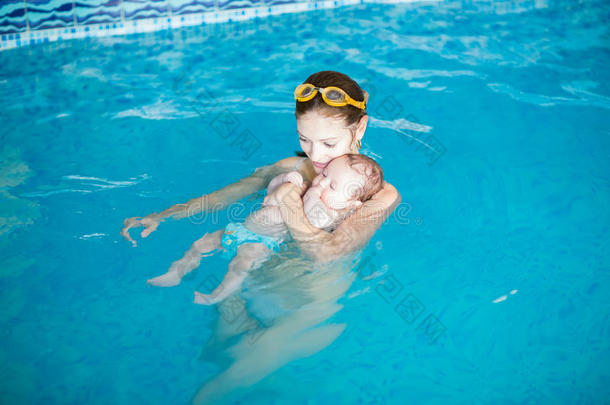 三个月大的宝宝和妈妈在游泳池里放松