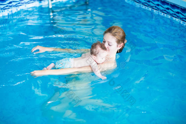 三个月大的宝宝和妈妈在游泳池里放松