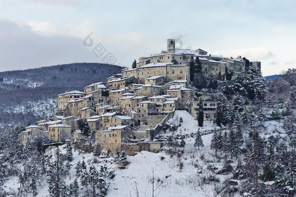 降雪后日落时的意大利中世纪村庄